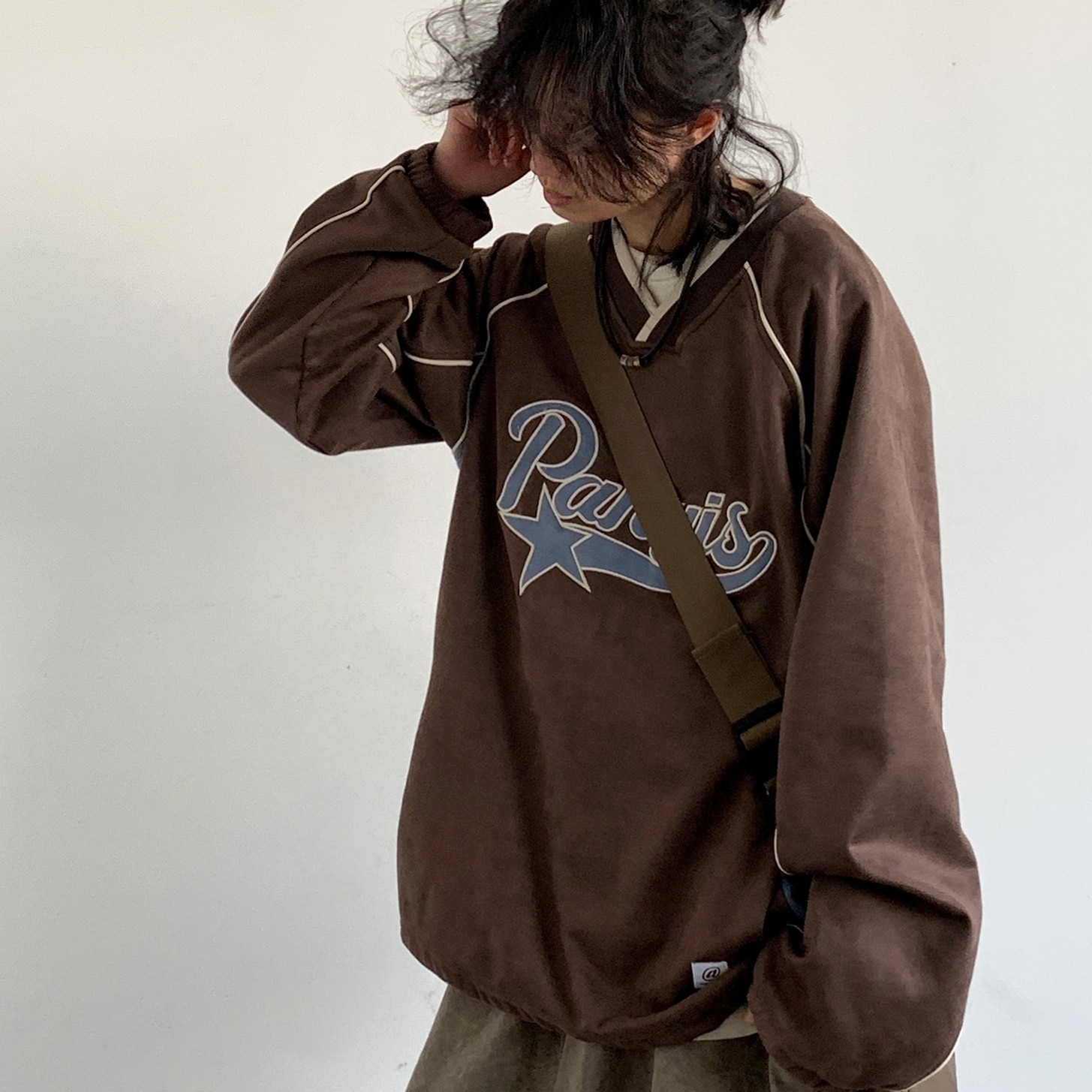 トップス トレーナー スウェット プルオーバー ミディアム丈 長袖 Vネック かわいい 大人可愛い きれいめ シンプル 上品 おしゃれ かっこいい レトロ きちんと こなれ感 個性的 主役級 存在感