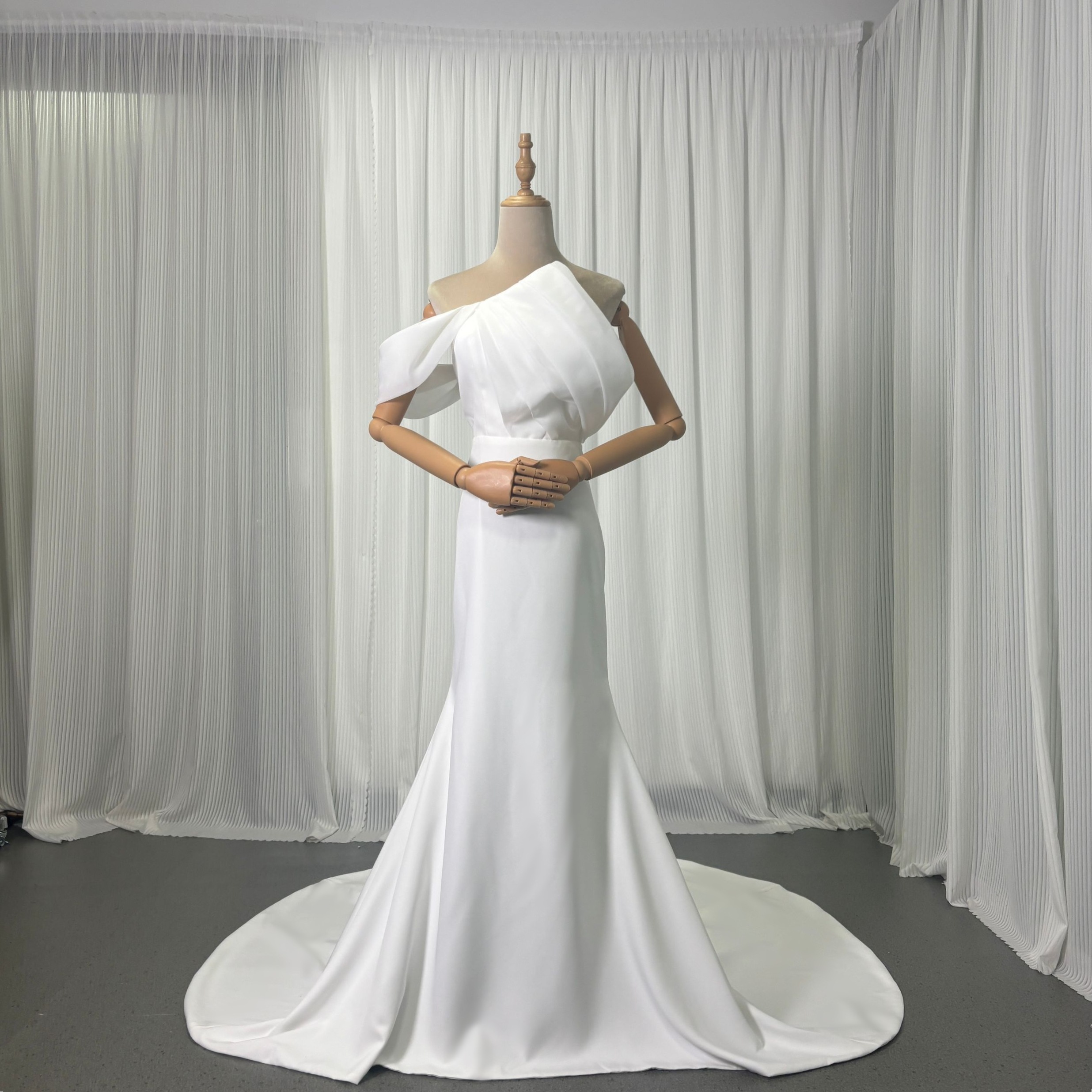 ウエディングドレス オフホワイト 上質オーガンジー クレープ生地 編み上げ 華やかなトレーン 花嫁 前撮り