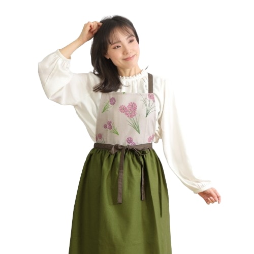 山野草 野菜花 ハーブ をモチーフしたドレスエプロン らっきょう柄 D-0009 リネン素材 肩紐落ちない ギャザー入りで動きやすい 着たまま外出可能 刺繍エンブレム 140cm-160cm