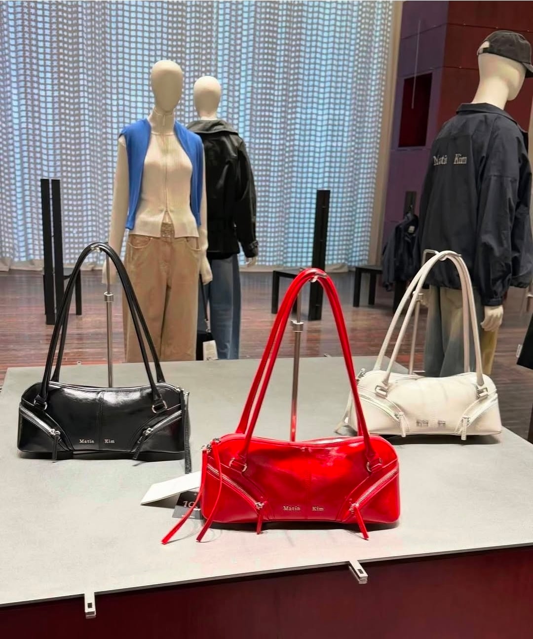 IVEリズ着用 CURVE ZIP BAGUETTE BAG 3色