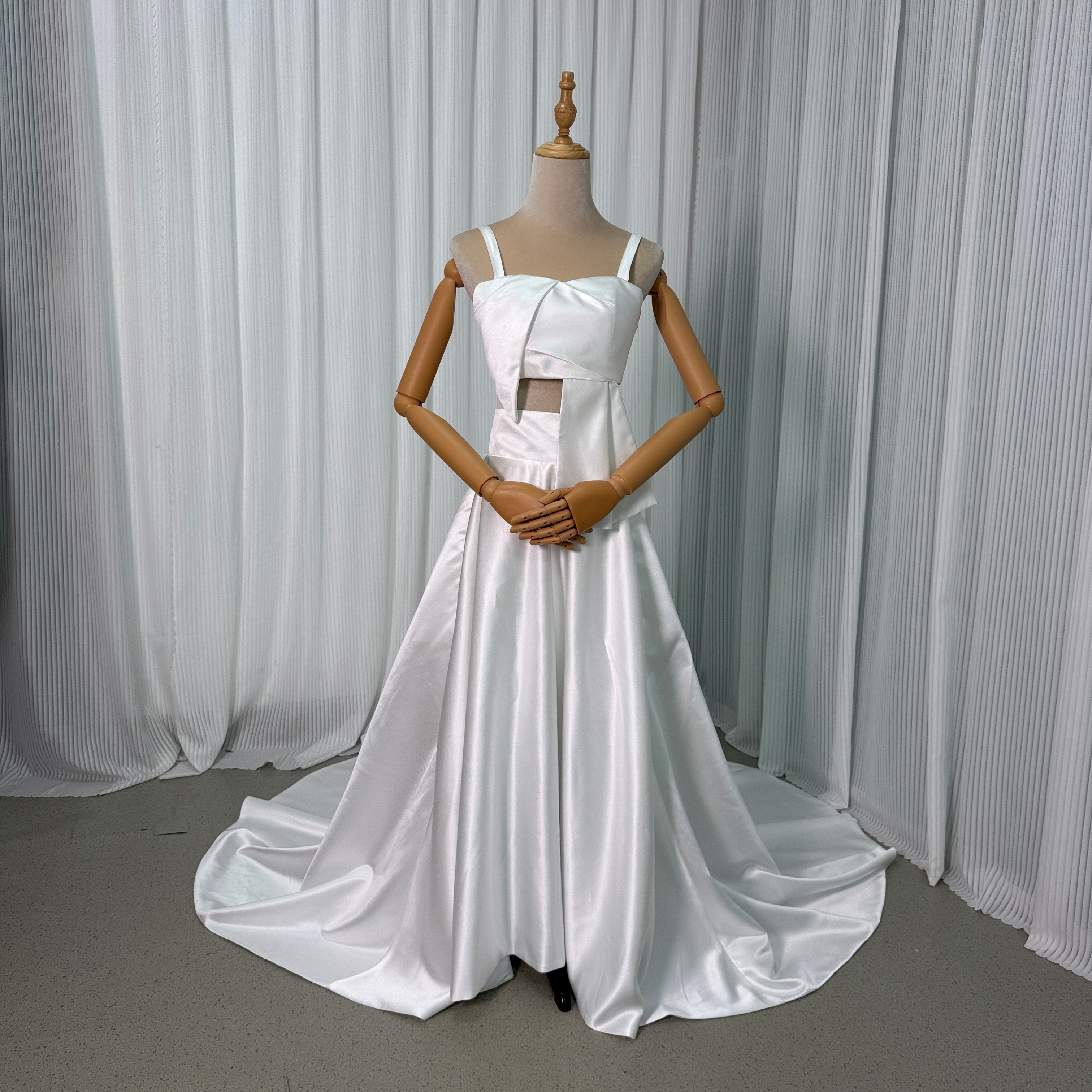 パーティードレス オフホワイト キャミソール ツーピース 編み上げ 光沢サテン 前撮り デザイン感