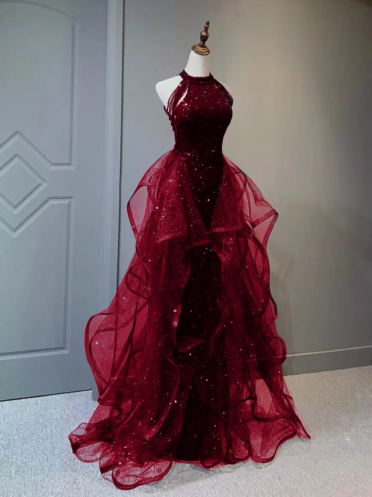 バーガンディの乾杯服 2025年の感あふれる花嫁が結婚式で着られるドレス