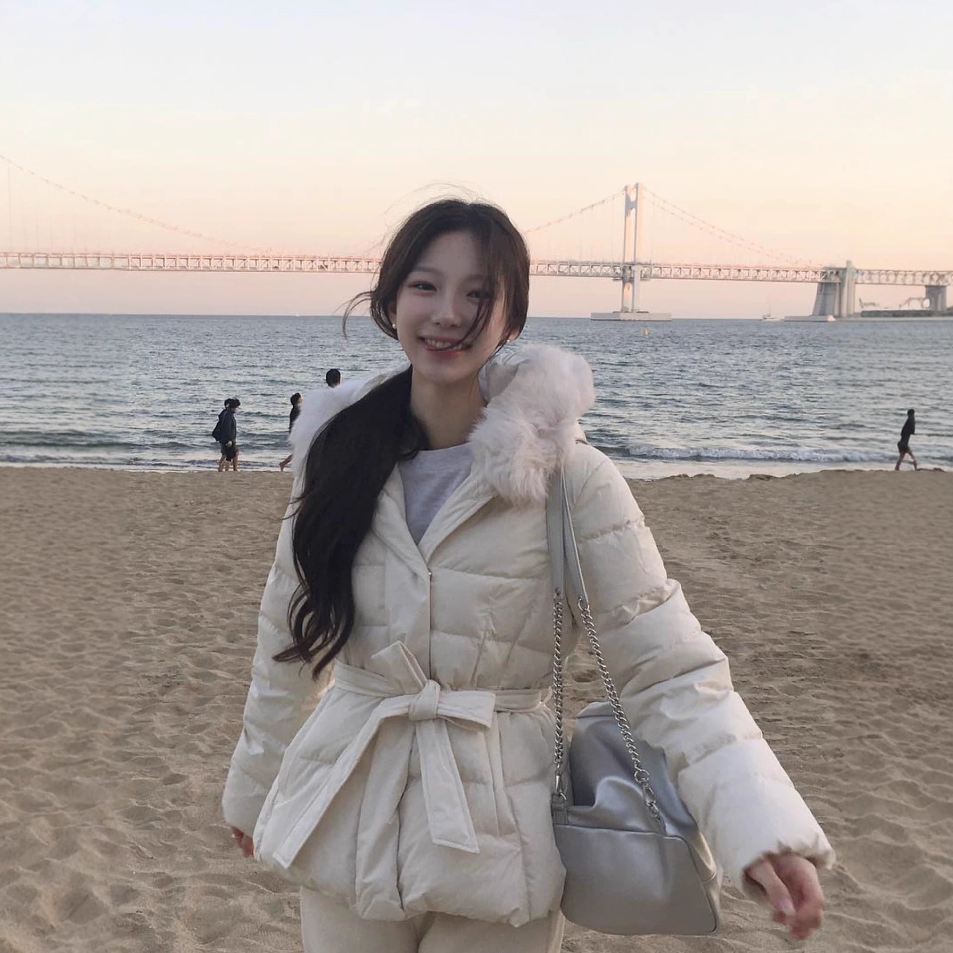 2025年新作 韓国風 ホワイトムーンライト ミドル丈 スリムフィット ホワイトダックダウンジャケット レディース フード付き ファーカラー付き