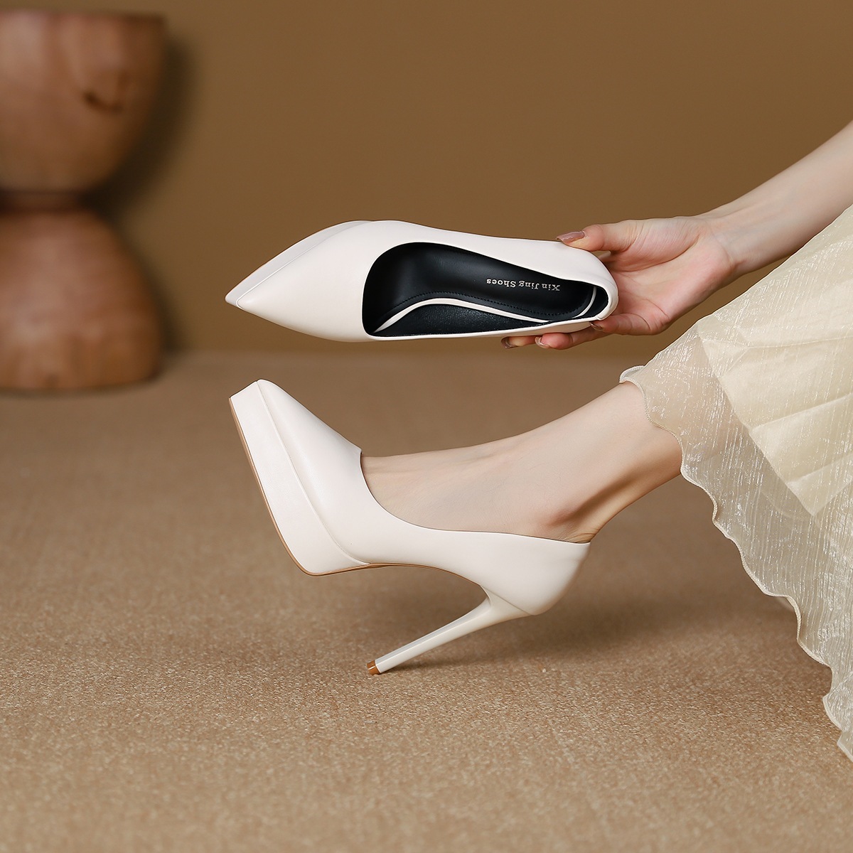 1633-1 女性用スーパーハイヒールブラックポインテッドトゥシューズ浅い口と細いヒールの新しいスタイルのセクシーで柔らかい表面の気質の女性用シングルシューズ