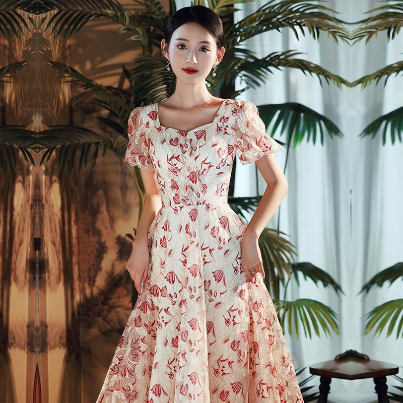 花嫁の敬酒服は普段はウェディングドレスを着て女性の小柄な婚約回門宴の日常ドレスを着ることができる