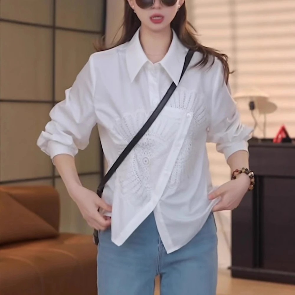 レディースホワイトシャツ2025年の新スタイルレーストリムのデザインゆったりとしたフィット感ファッショナブルで若々しく重ね着に です