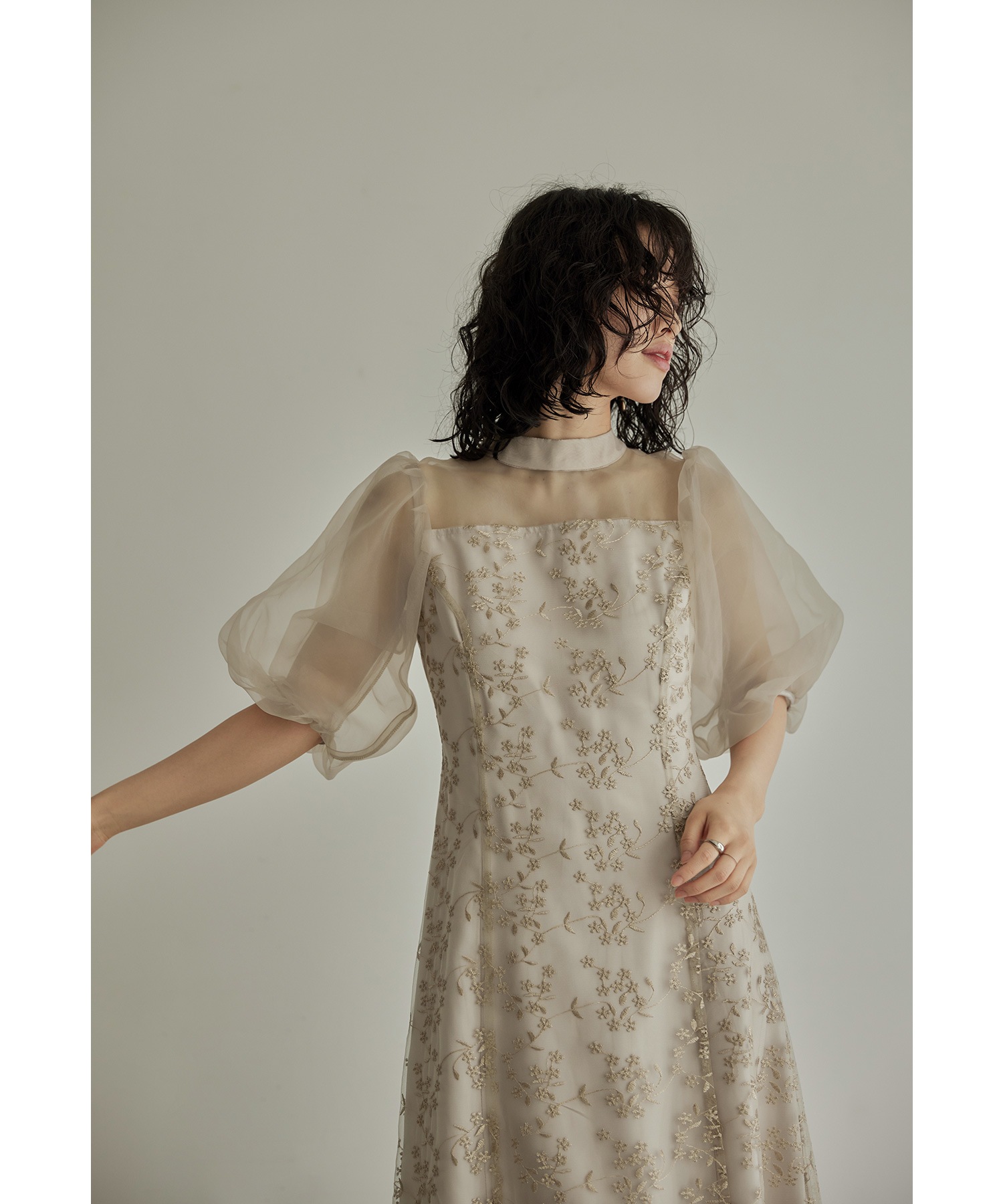 オーガンジーパフスリーブ刺繍レースドレス パーティードレス 結婚式 ワンピース 花柄 バックリボン シアー 袖あり 半袖 フレア ロング丈 ミモレ丈 他と被らない オケージョン 二次会 謝恩会