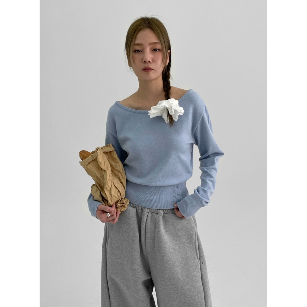 ブラックアップストームボタンボートネックニット