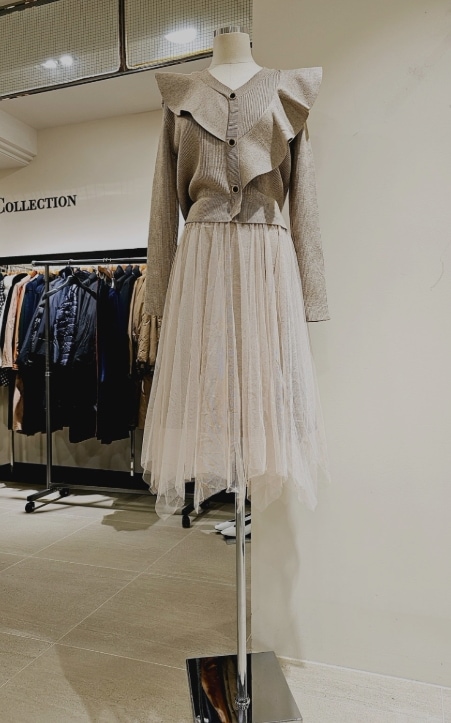 フリルニットブラウス + シャスカート 8,499円