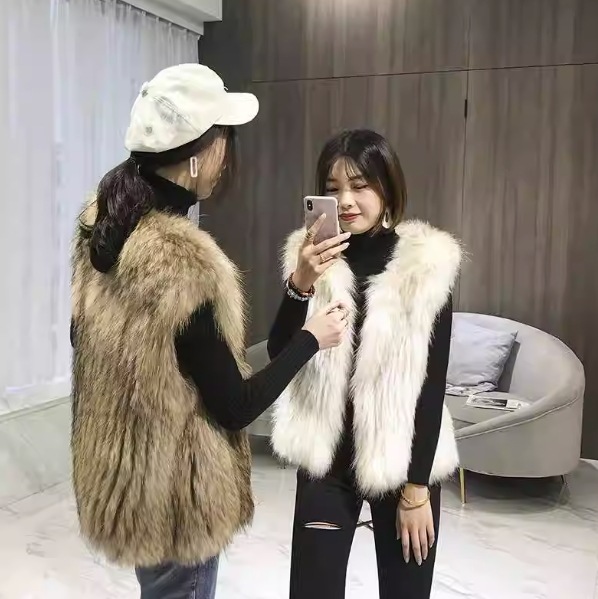 トップス ベスト ノースリーブ デザイン 美ライン ラップ ふわふわ ファー 暖かい セレブファッション エディター かわいい 大人可愛い きれいめ シンプル カジュアル 大人 上品 おしゃれ お洒落