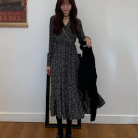 ミドル丈ワンピース スイート ガーリー フェミニン ブラック 黒 ミドル丈 袖あり 長袖 Vネック