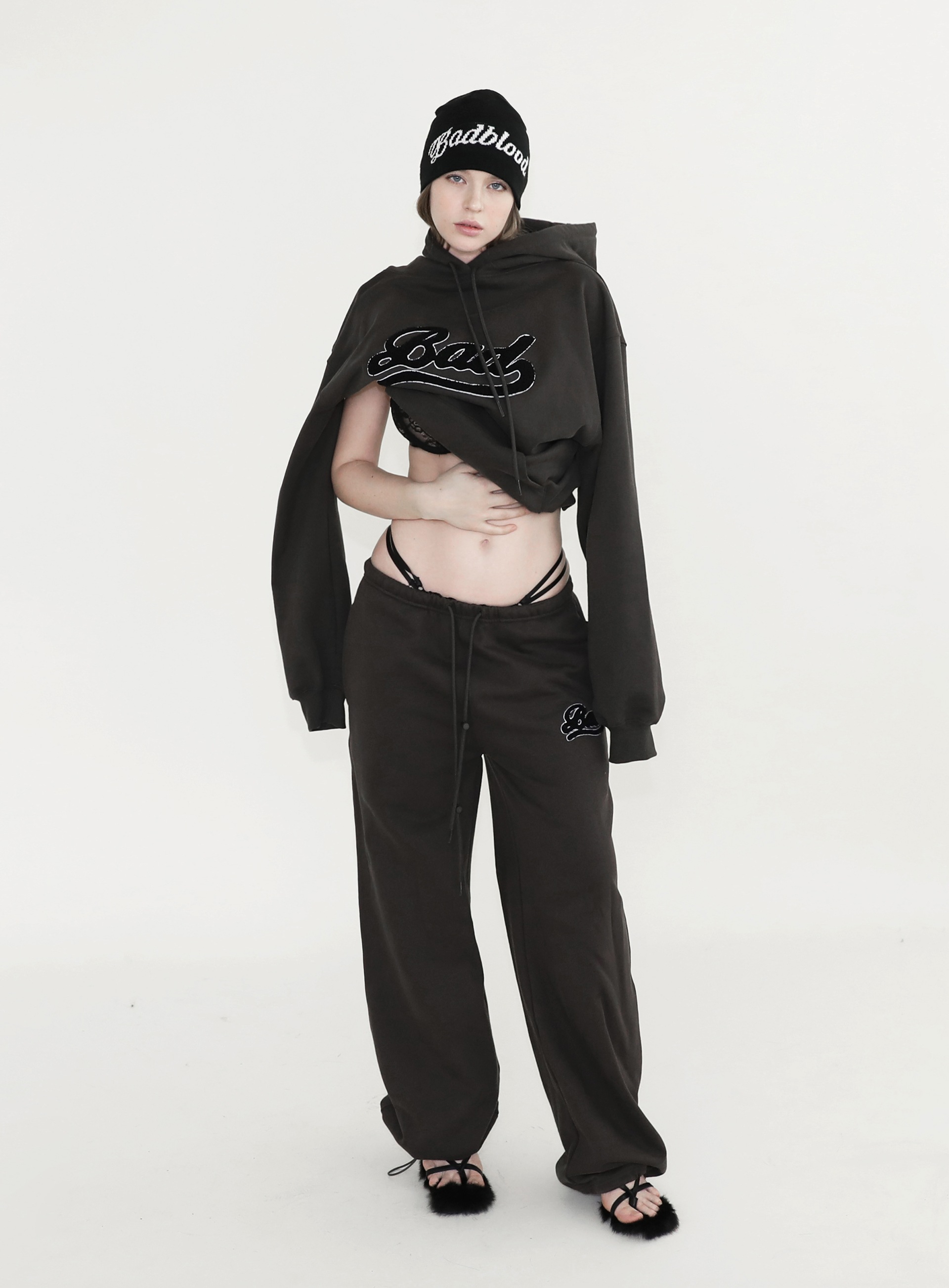 【BADBLOOD】 BAD APPLIQUE JOGGER LOOSE FIT : CHARCOAL GREEN