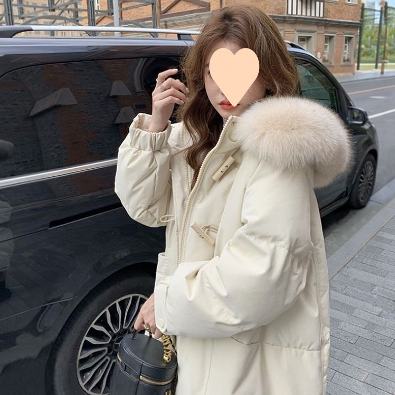 ダウンジャケットの中に長い白いアヒルの毛を厚くした大きな毛襟のファッション的な洋風デザインのコート