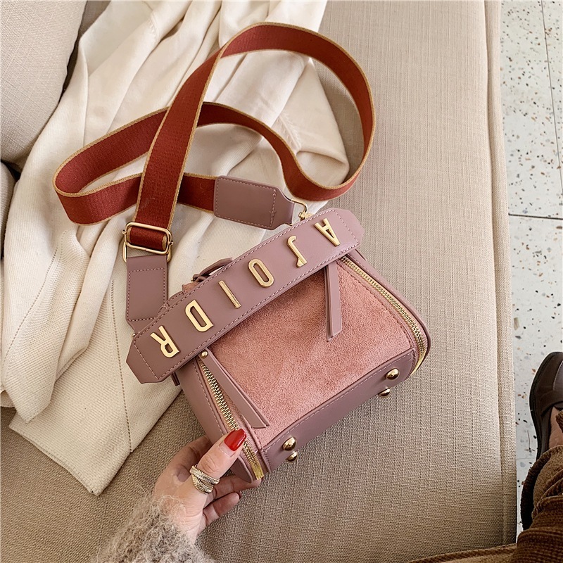 4色 ショルダーバッグ ハンドバッグ レディース 肩掛け 斜めがけ 大人 カジュアル かわいい おしゃれ ファスナー付き スマホ 韓国ファッション ストラップ 横長 タッセル ファスナー ポケット 仕