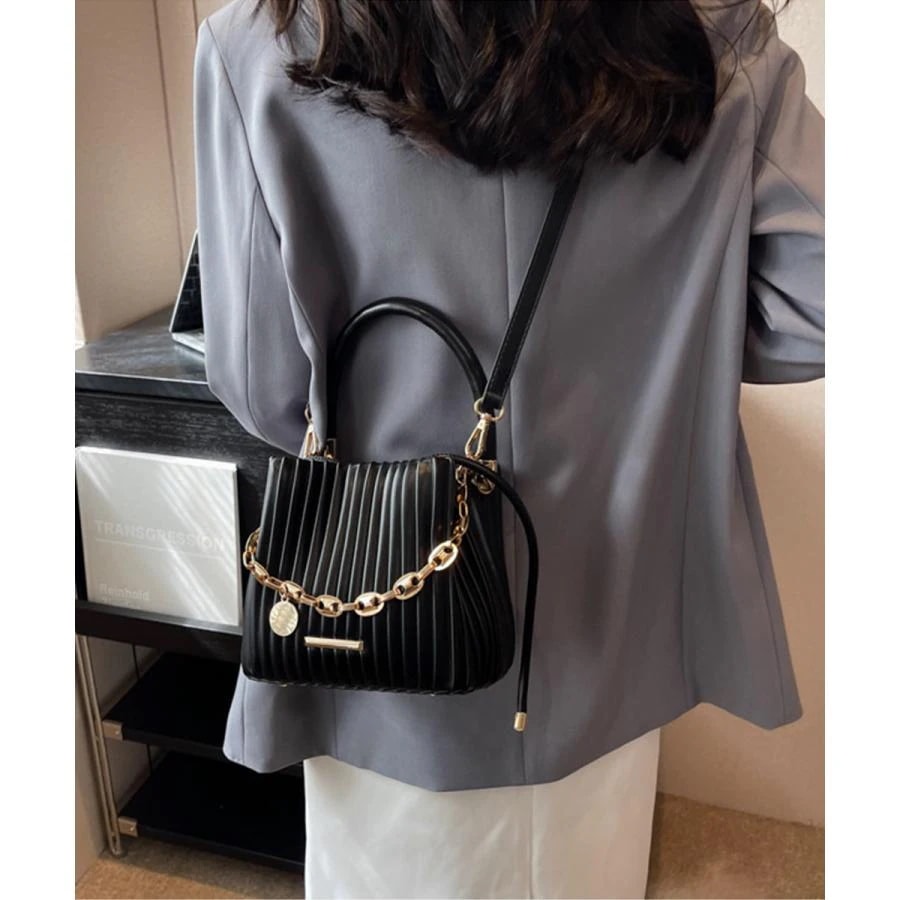 【急速出荷!】[ 期間限定] 韓国人気 プリーツショルダーバッグ チェーン装飾