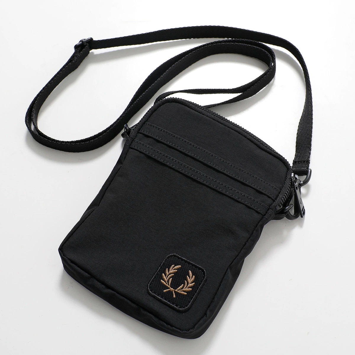 FRED PERRY フレッドペリー ショルダーバッグ Nylon Badge Small Side Bag ナイロン バッジ スモール サイド L1194 ローレルリース刺繍 鞄 102/BLACK
