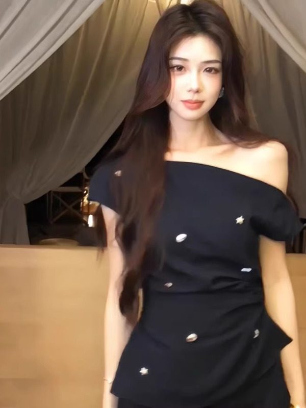 大きいサイズのファッショナブルなビーズ装飾ブラックトップス女性用夏物デザイン不規則なプリーツとウエストを引き締めるシャツ