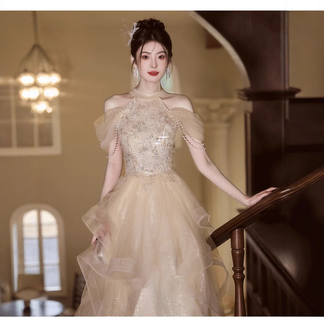 シャンパンカラーの高級感あふれるイブニングドレス司会成人式高級なトーストドレス