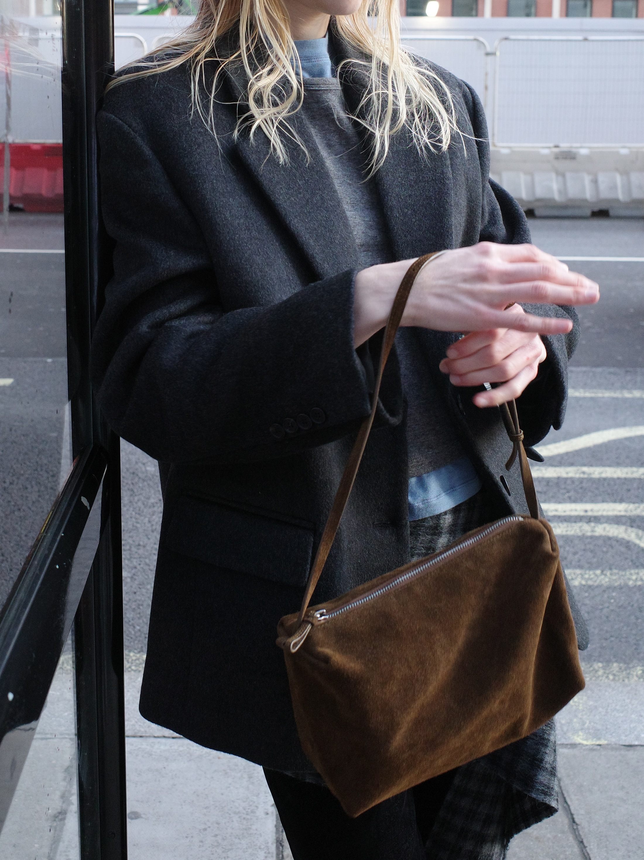 [LOW CLASSIC] SUEDE CARAMEL BOX BAG ☆送料込☆ LOW CLASSIC】SUEDE CARAMEL BOX BAG BROWN☆24FW☆バッグ (LOW