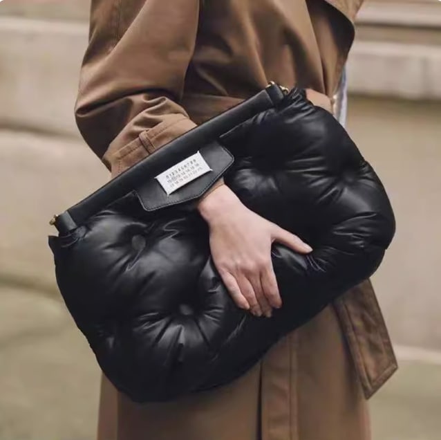 バッグ カバン ショルダー ハンドバッグ 斜めがけ 肩がけ 手持ち クラッチ 大容量 軽量 スクエア 四角 シンプル こなれ感 無地 お出かけ お買い物 休日 普段使い コーデ スタイル 春 夏 秋