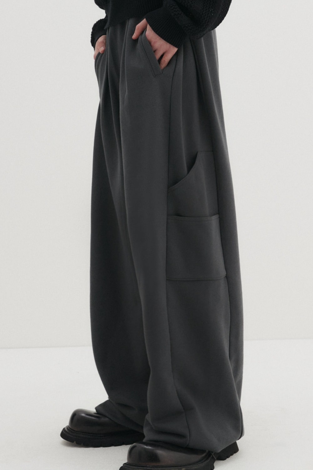 【DNSR】 SIDE PINTUCK CARGO SWEAT PANTS : CHARCOAL