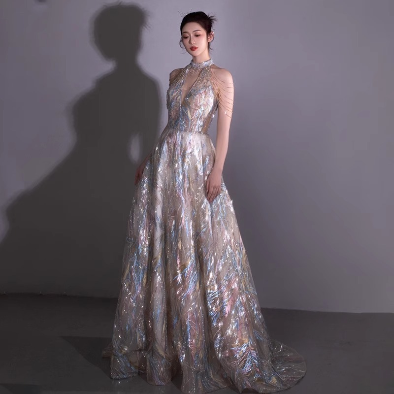 レディースヘビーファインイブニングドレス - ハイエンドライトラグジュアリーニッチなステージホステスホルターネックトースティングドレス花嫁エンゲージメントドレス