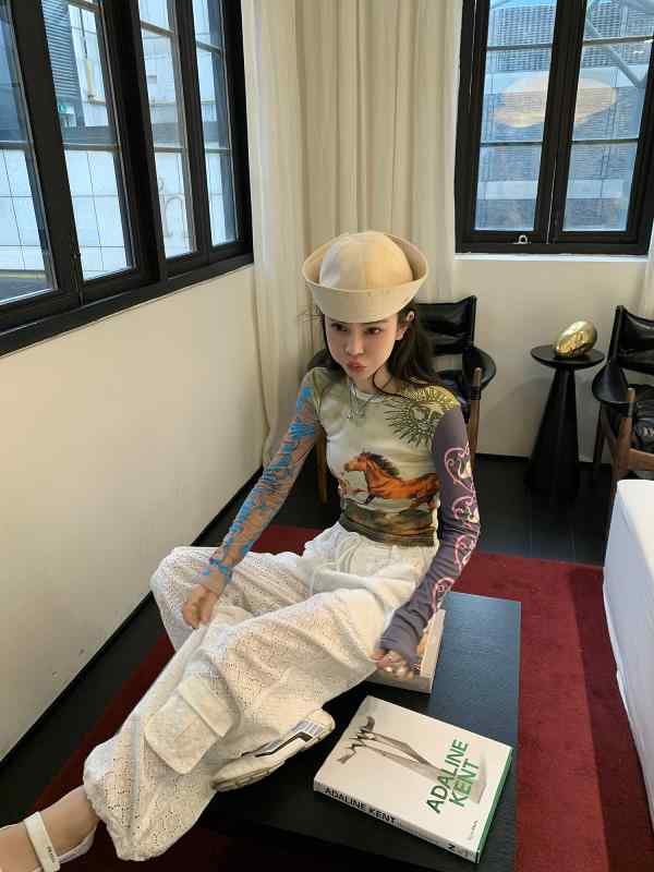 レディース　ファッション　オシャレ　海外　モダン　アーバン ル ルージュ 夢 馬 使用 油絵 風 プリント スリム スキン 服 長袖 Tシャツ