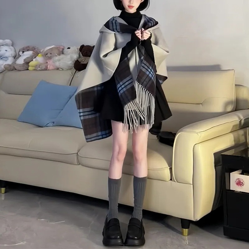 タッセルケープコートと黒のインナー長袖トップスが付いた秋冬向けのレイジースタイルのエレガントなツーピースセット