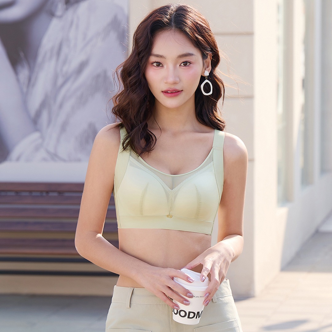 大きめのバストを美しく見せるようデザインされた女性用薄型ブラシェイピングカップがバストをしっかりサポートしシェイプアップし脇肉を最小限に抑えますプラスサイズのストラップレスシームレスブラ