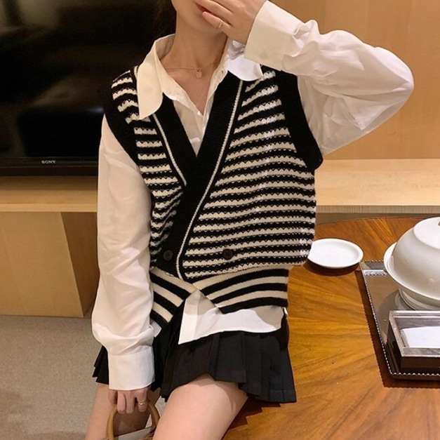 レディース トップス ベスト 普通丈 袖なし ノースリーブ カシュクール 襟なし 前開き ボタン バイカラー ニット 大人可愛い シンプル カジュアル おしゃれ かっこいい レトロ ラフ 個性的