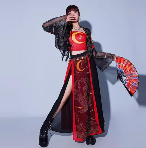 レディース ヒップホップ ジャズ ダンス 衣装セット 中華風 おしゃれ ダンスウエア 黒赤 長袖 ショート丈 羽織 ロング丈 インナー パンツ付きスカート サイドスリット 飄逸 JAZZ モダンダンス