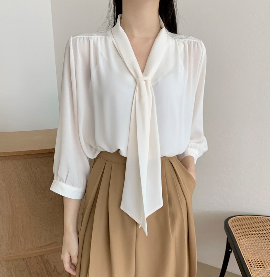 トップス シャツ ブラウス 袖あり 長袖 Vネック 襟付き 透け感 薄手 大人可愛い きれいめ シンプル 大人 上品 おしゃれ お洒落 かっこいい 大人女子 こなれ感 ルーズ 個性的 クール モード系 5,096円