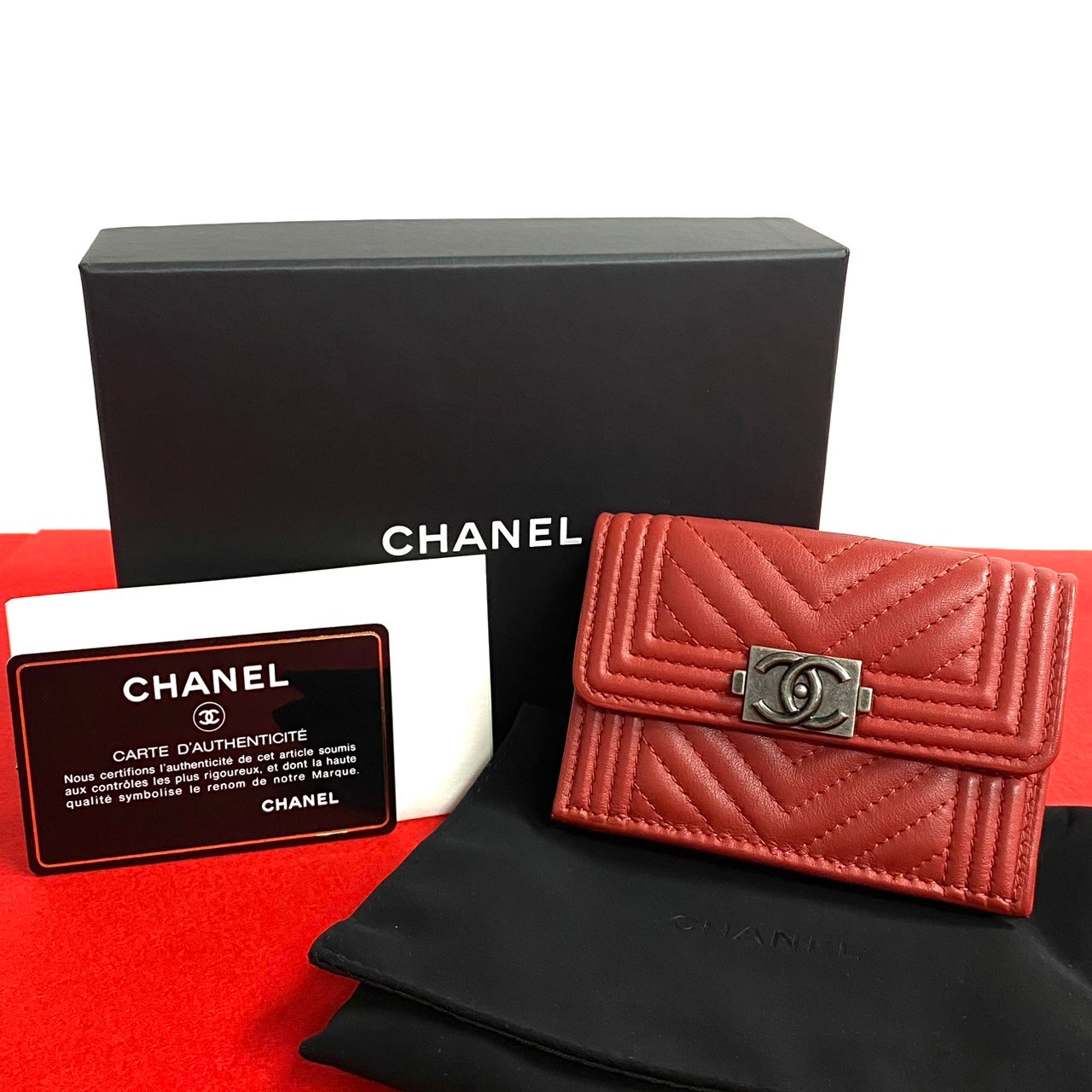 ボーイシャネル ココマーク三つ折り財布 レザー ラムスキン レッド 30683 81,565円