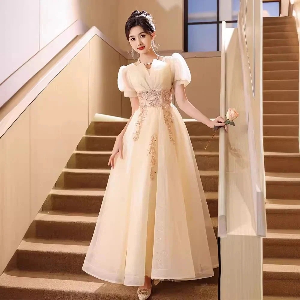 シャンパンカラードレス女性スーパーホスト宴会成人式卒業式