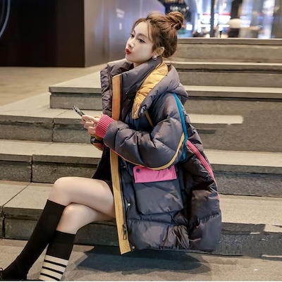 綿服の女性2024冬のパッチワークの色のゆったりとしたミドル丈の厚手のコートです