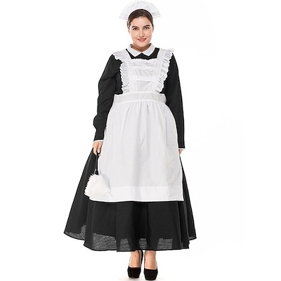 太った人が黒白の城のメイドをう大人の伝統的なメイドのメイドのメイドが衣装を演じる
