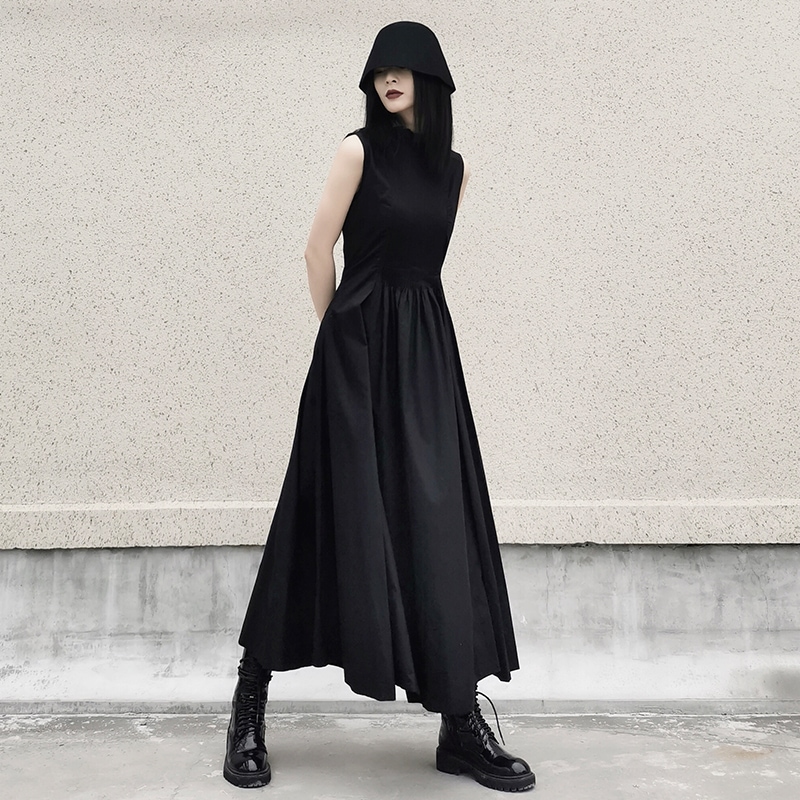 女性のノースリーブブラックドレスミニマリストファッション薄い無地しわのあるノースリーブ気質ドレスレディースファッションシンプルで用途の広いロングドレス