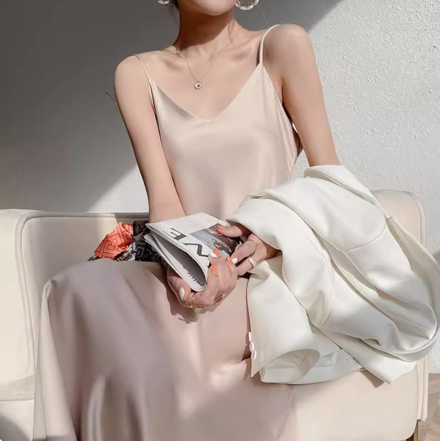 【激安販売】大好評,高品質新入ワンピース レディース フレア ロング 袖なし ノースリーブ Vネック Aライン フェミニン 透け感 薄手 サテン かわいい 大人可愛い きれいめ シンプル おしゃれ ク