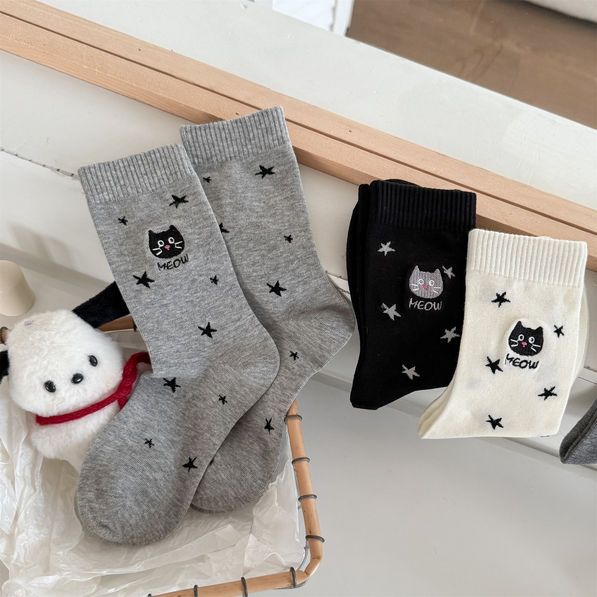 【1点ご購入 で10点プレゼントいたします】秋冬の星にゃんこの刺繍靴下かわいいアニメ綿の女靴下百合グレー系中筒靴下