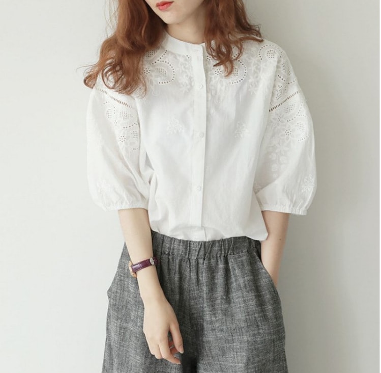 トップス シャツ ブラウス 5分袖 ボリューム袖 ラウンドネック 前開き ボタン 刺繡 透け感 かわいい 大人可愛い きれいめ シンプル 上品 おしゃれ かっこいい カジュアル こなれ感 個性的