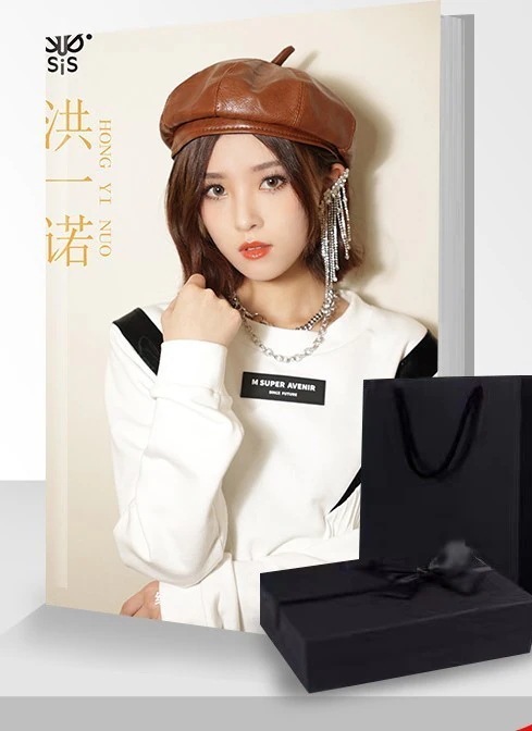 華流俳優　洪一諾 写真集1冊 A4ポスター8枚 しおり4枚 LOMOカード40枚　カレンダー1点グッズプラスセット