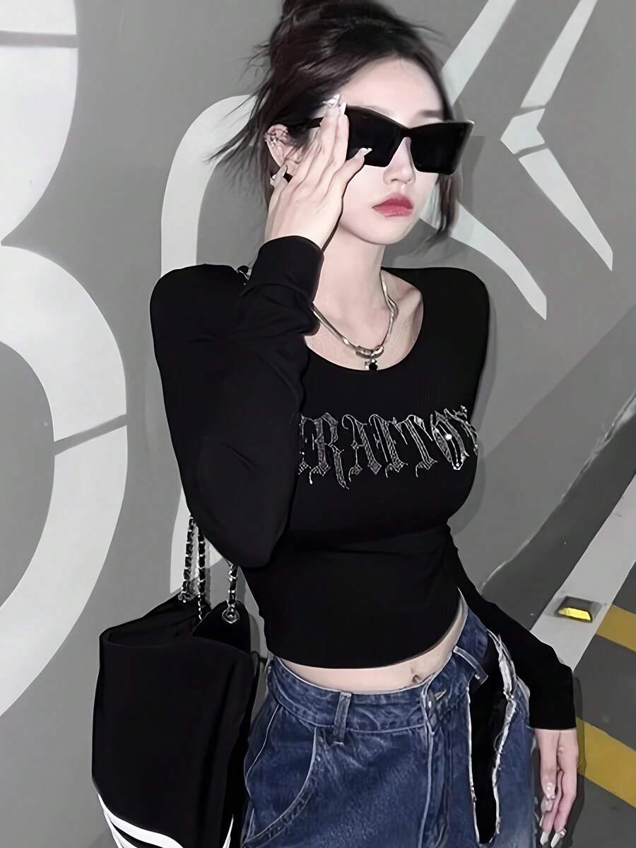 おしゃれなデザインの女性用ブラッククロップド長袖Tシャツ
