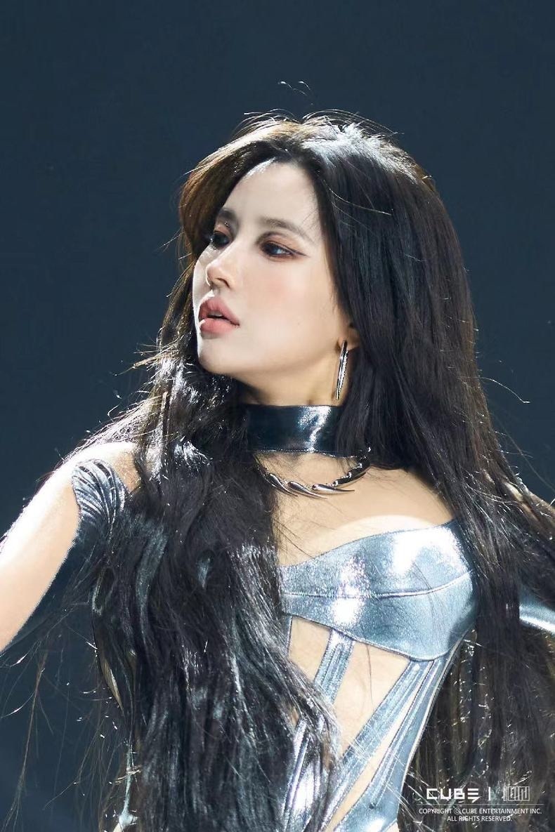 Gidle Tian Xiaojuan ロボット未来ジャンプスーツ ワイルド パフォーマンス ステージ トップ 6,582円