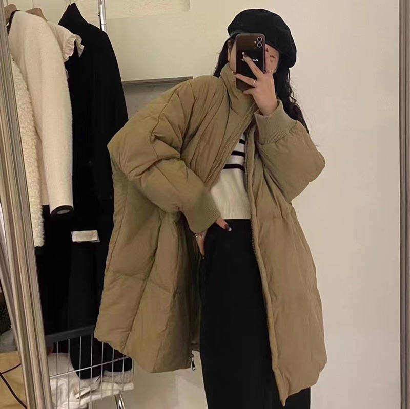 韓国版のコウモリの袖の中の長いタイプのダウンジャケットの女性の高級な立襟の白いアヒルの毛の冬のゆったりしていてやせているコートの大きいサイズが現れます