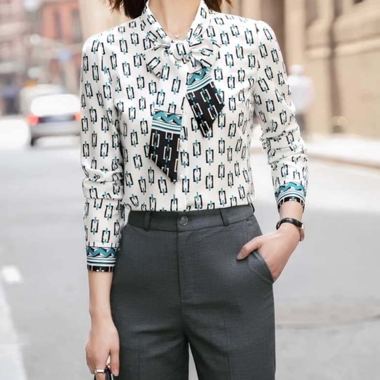 レディース トップス シャツ ブラウス 長袖 カフスリーブ 襟なし ノーカラー ボウタイ りぼんタイ 細身 スマート フェミニン コンサバ ポリエステル 大人可愛い きれいめ シンプル 上品 おしゃれ