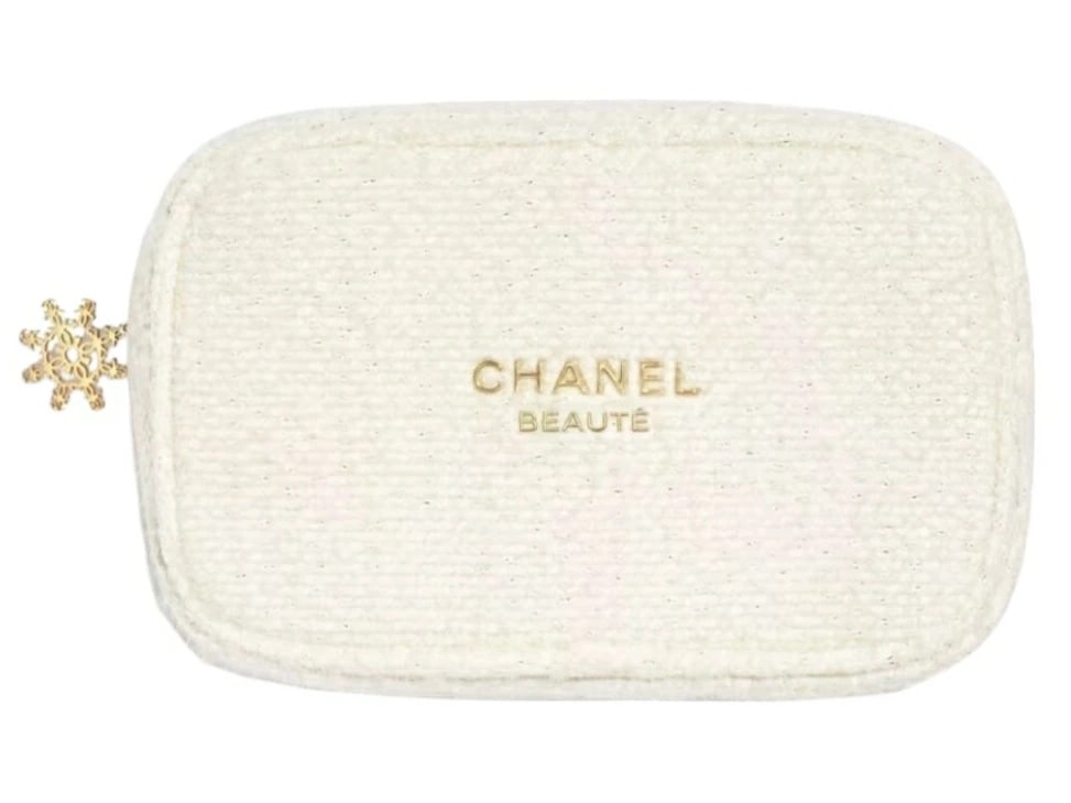 CHANEL 2024 HOLIDAY POACH シャネル ホリデー限定 ロゴ入り化粧ポーチ スノーフレークチャームファスナー ホワイト×ゴールド