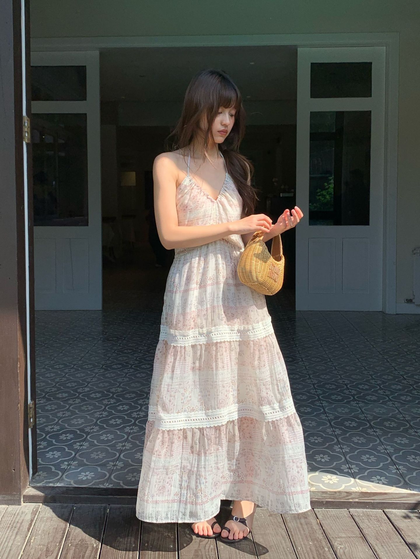 夏のフレンチビーチで休暇を過ごすのは美しい花が首を掛けてスカートのワンピースをつるします