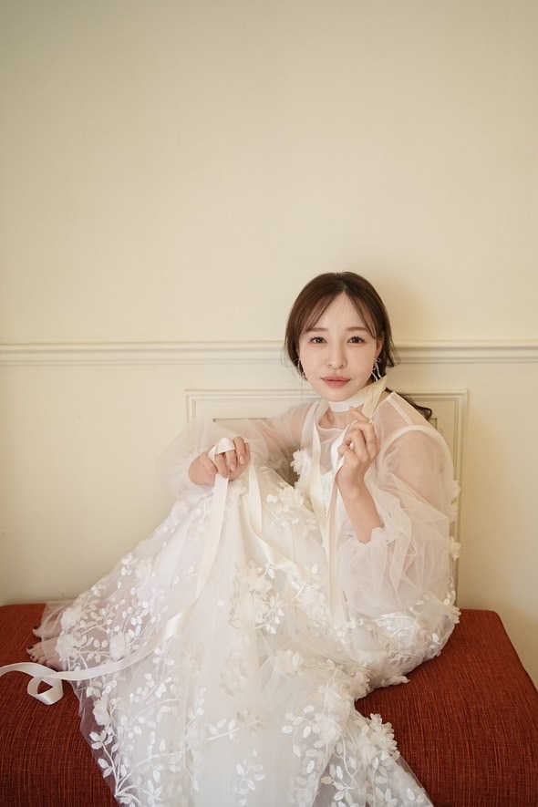 ウエディングドレス ホワイト ラウンドネック ロングスリーブ 花モチーフ　 結婚式/披露宴 チュールスカート