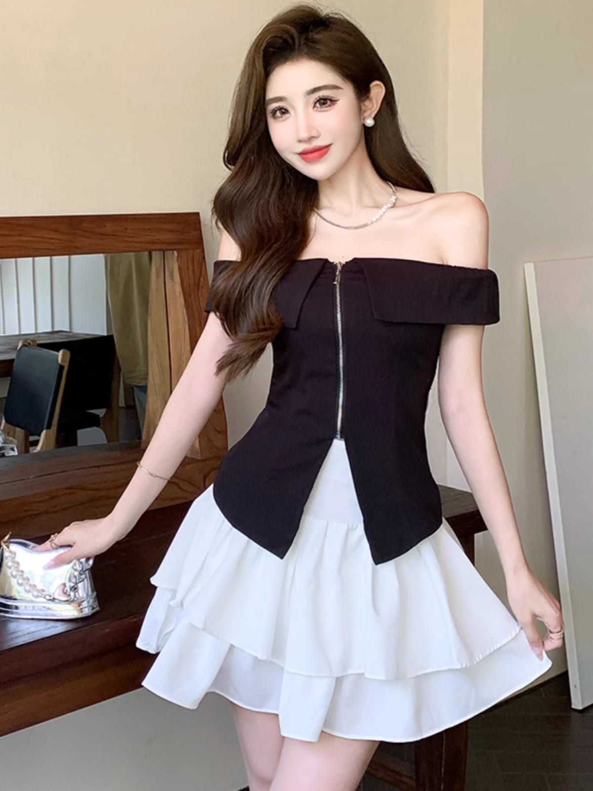 一文字ネックデコルテの白いワンピース2着ドレス