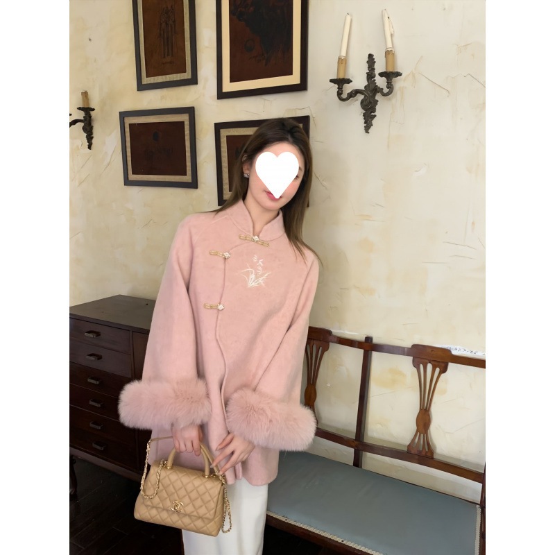 中国風の刺繍が施された両面ウールコート秋冬に人気のスタイル袖口にはフォックスファーがあしらわれエレガントで洗練された雰囲気を醸し出します